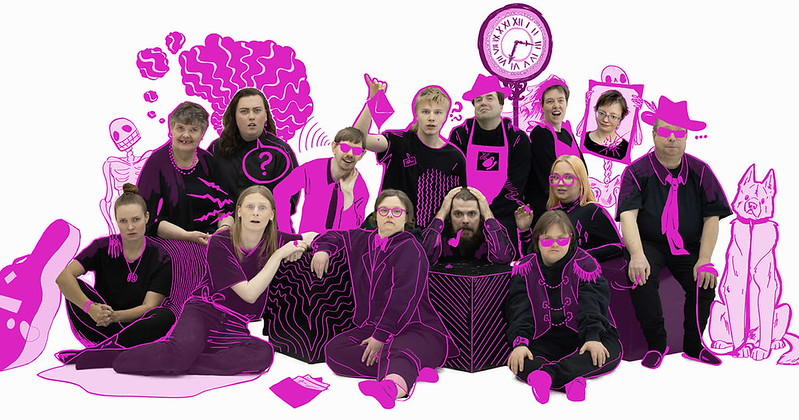 En grupp personer poserar tillsammans i svarta kläder med rosa detaljer, omgivna av tecknade rosa illustrationer som klockor, djur och abstrakta former på vit bakgrund.