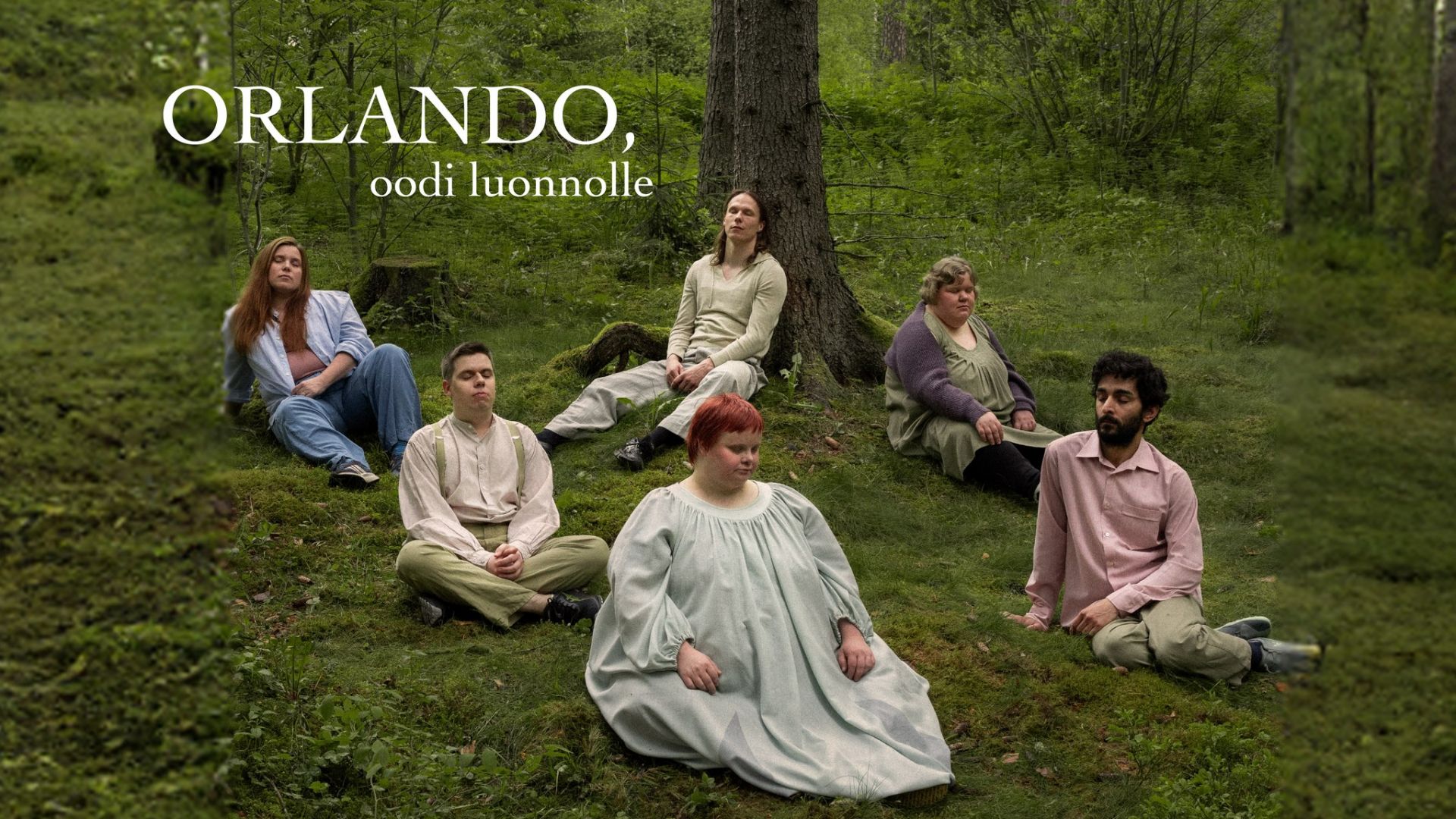 Sex personer sitter utspridda i en mossig skogsglänta omgivna av täta gröna träd och buskar. De sitter i lugna, stilla positioner med slutna eller nedåtvända blickar, som i en meditativ stund. Personerna bär mjuka, naturinspirerade kläder i dova toner såsom ljusgrönt, beige, lavendel och rosa. En av dem sitter längst fram i en vid, ljus klänning medan de andra sitter i olika nivåer bakom, samlade kring en stor trädstam. Ovanför gruppen står texten ‘ORLANDO, oodi luonnolle’. Bilden förmedlar en rofylld, poetisk och naturnära stämning.